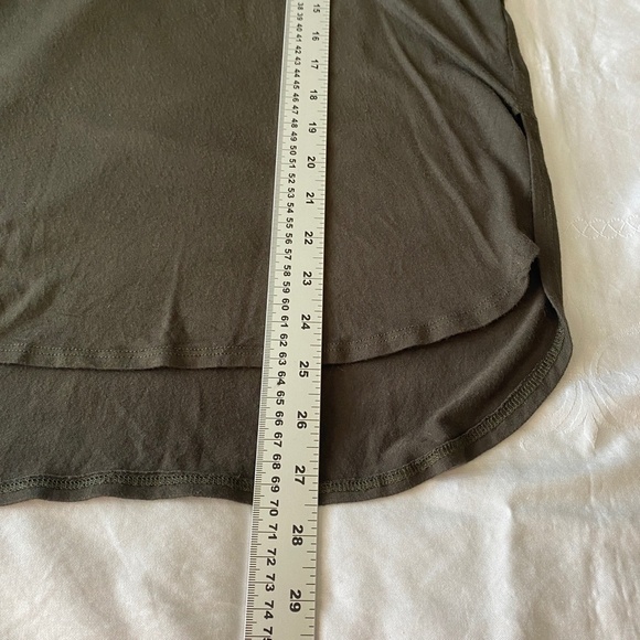 Aritzia Babaton Women's Dark Olive Green 1/2 Sleeve 1/4 Side Slit T-Shirt Medium - Picture 11 of 14